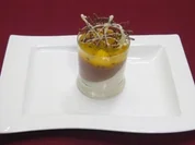 Zweierlei schräge Mousse mit Mango-Maracuja-Ragout - Rezept