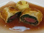 Lammcarree mit Champignons und Trüffel im Blätterteigmantel an Kartoffelgratin - Rezept