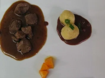 Rezept: Wildschweinwürfel an Mini-Klößchen und Rotweinessenz Wildschweinwürfel an Mini-Klößchen und Rotweinessenz - Rezept