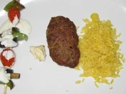 Weizen-Bulgur-Lammhack-Kebap dazu gegrillte Gemüsespieße und Safranreis - Rezept