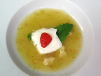 Rezept: Fruchtiges Apfelsüppchen mit Joghurtwürfeln Fruchtiges Apfelsüppchen mit Joghurtwürfeln - Rezept