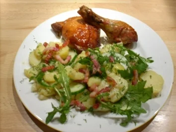 Knusprige Hähnchenkeulen an Kartoffelsalat mit Gurke u Dill - Rezept