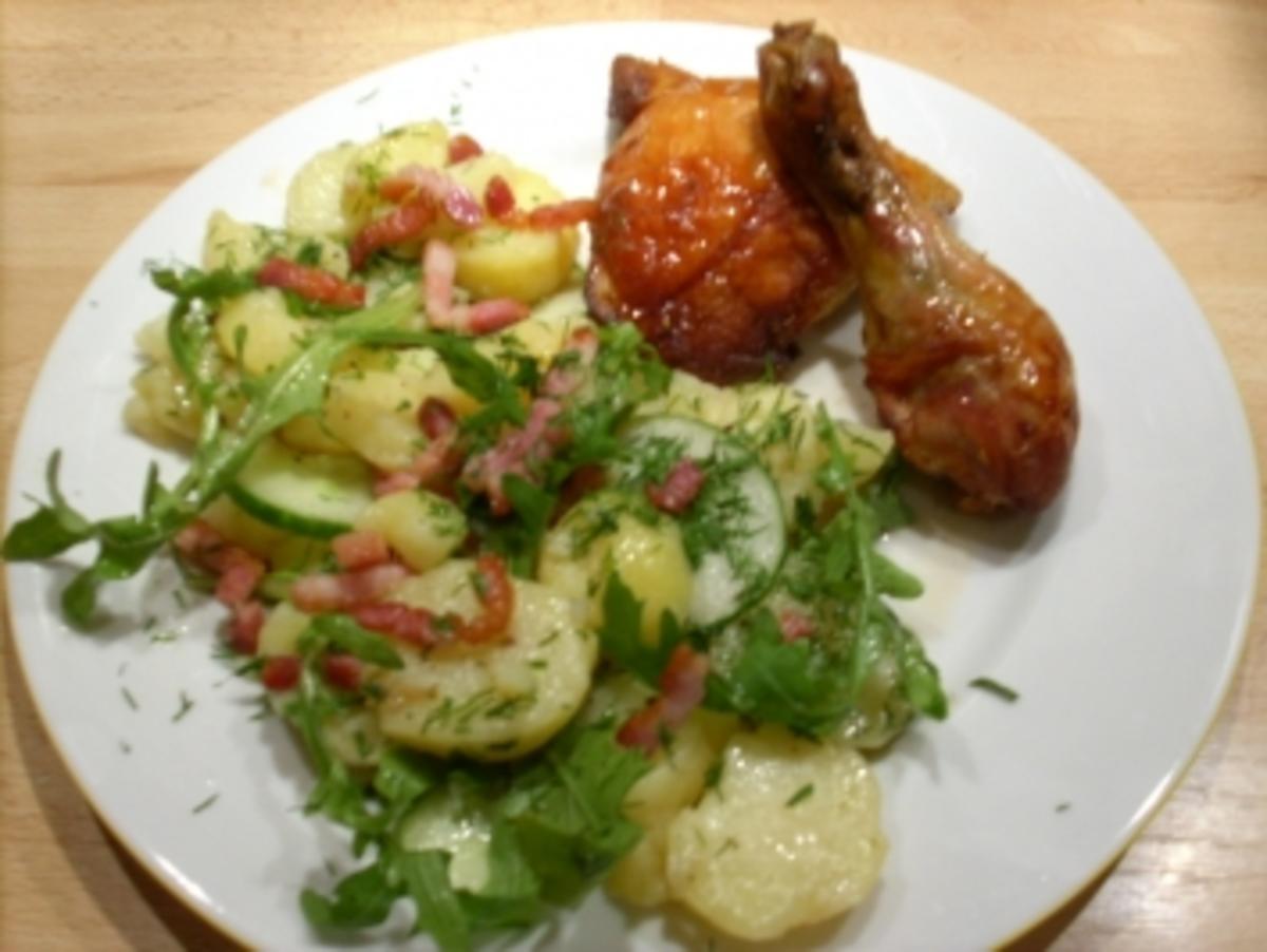 Knusprige Hähnchenkeulen an Kartoffelsalat mit Gurke u Dill - Rezept - Bild Nr. 2
