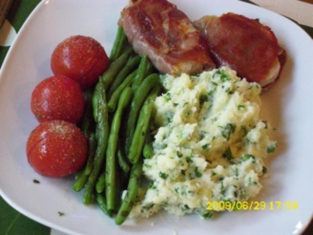 Fleisch:  Schweinefiletmedaillon mit grünen Böhnchen, Grilltomate und Petersilienpürree - Rezept