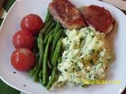 Fleisch:  Schweinefiletmedaillon mit grünen Böhnchen, Grilltomate und Petersilienpürree - Rezept