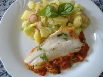 Rezept: Loup de Mer mit Tomaten und Kartoffelgurkensalat Loup de Mer mit Tomaten und Kartoffelgurkensalat - Rezept