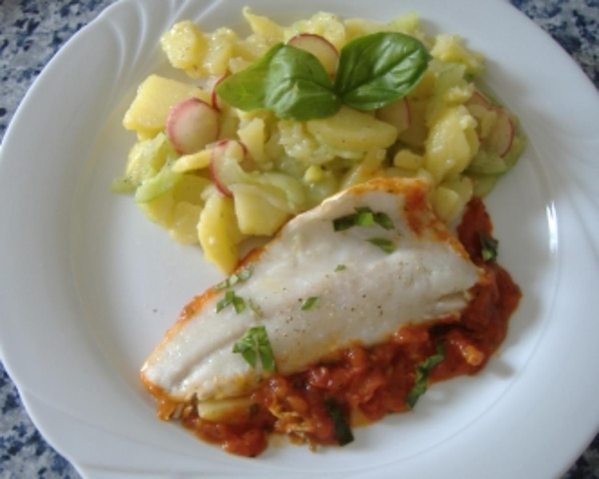 Loup de Mer mit Tomaten und Kartoffelgurkensalat - Rezept - kochbar.de