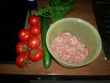 Hackspieße auf Bauernsalat - Rezept - Bild Nr. 2