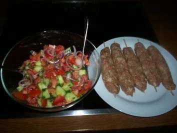 Hackspieße auf Bauernsalat - Rezept - Bild Nr. 3