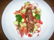 Hackspieße auf Bauernsalat - Rezept