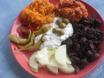 Selbstgemachter Gyros mit Beilagen wie Z. B. Tsatziki mit Bums (KB) Möhrensalat(KB) - Rezept