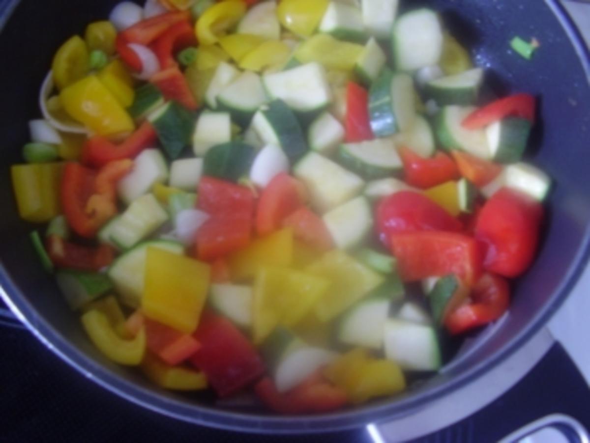 Keulen vom Huhn mit Gemüse von Paprika-Zucchin und Reisnudeln - Rezept - Bild Nr. 6