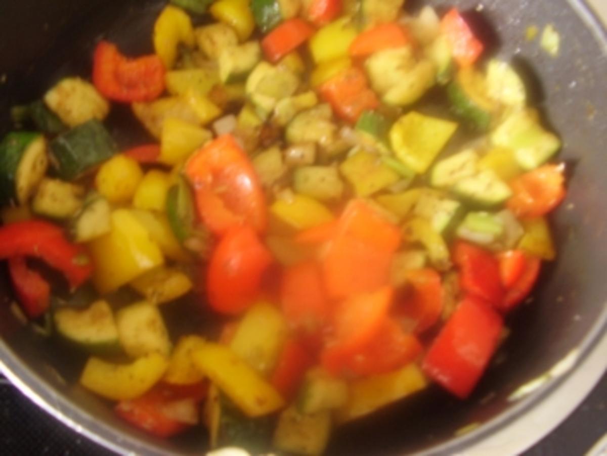 Keulen vom Huhn mit Gemüse von Paprika-Zucchin und Reisnudeln - Rezept - Bild Nr. 7