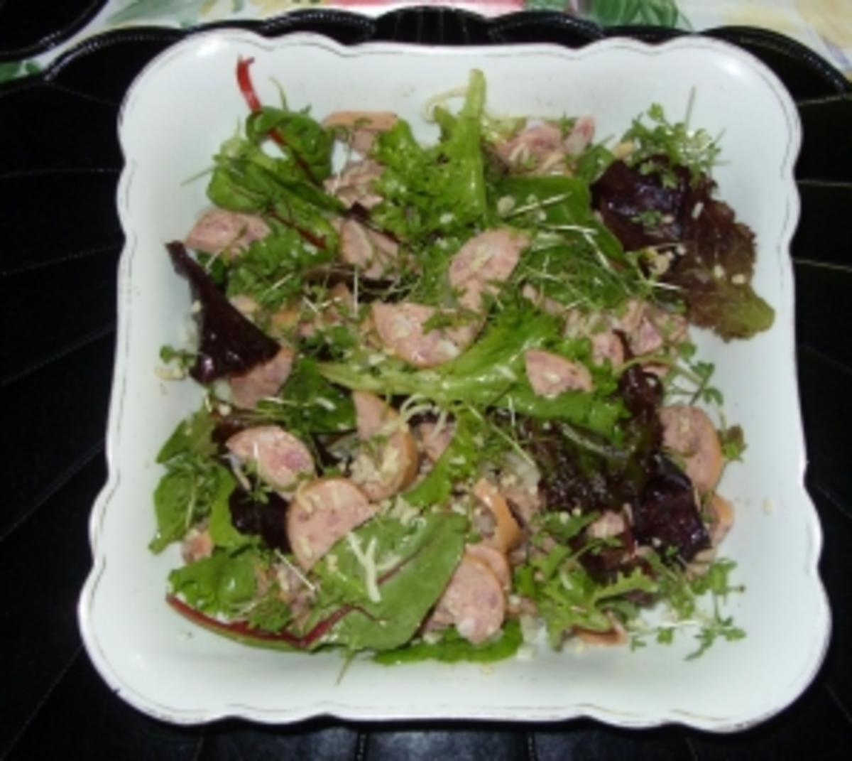 Bilder für Pflücksalat mit Regensburger und Knoblauchdressing - Rezept