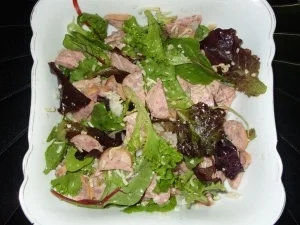 Pflücksalat mit Regensburger und Knoblauchdressing - Rezept - Bild Nr. 2