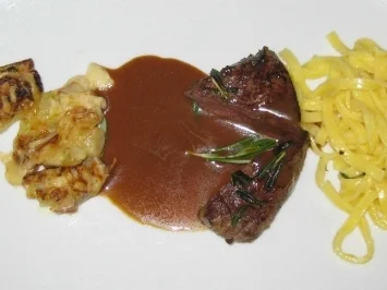 Rosa Rehrücken mit Trüffeltagliatelle, Thymiansalz und Fenchel - Rezept