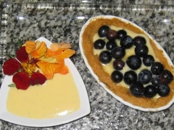Blaubeerkuchen an Rosmarin-Vanillesoße - Rezept