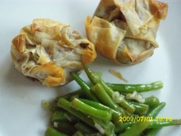 Herzhaftes Gebäck: Asiatisch gewürztes Hähnchenbrustfilet im Filoteig - Rezept