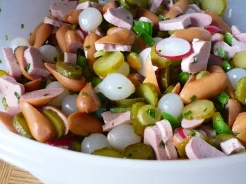 Rezept: Salat von Cocktailwürstchen mit Radieschen Salat von Cocktailwürstchen mit Radieschen - Rezept