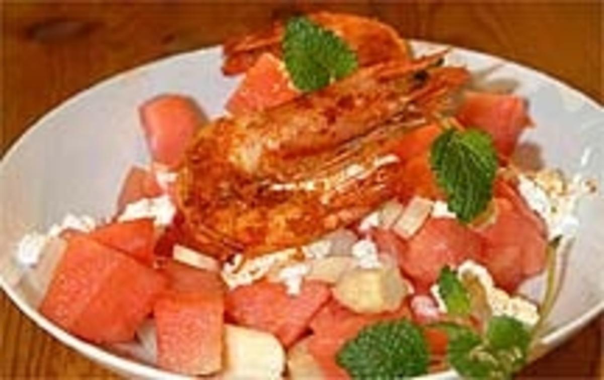 Wassermelonensalat mit weißem Spargel, Hüttenkäse und Scampi - Rezept