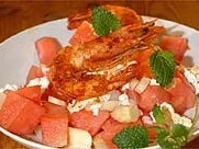 Wassermelonensalat mit weißem Spargel, Hüttenkäse und Scampi - Rezept