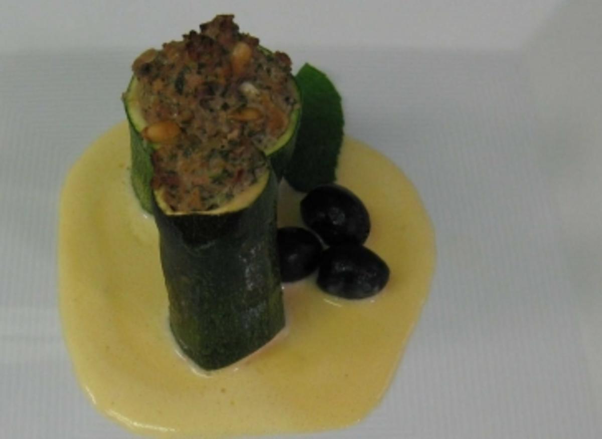 Bilder für Zucchini gefüllt mit Lammhack, Oliven und Kräutern auf einer Ei-Zitronensoße - Rezept