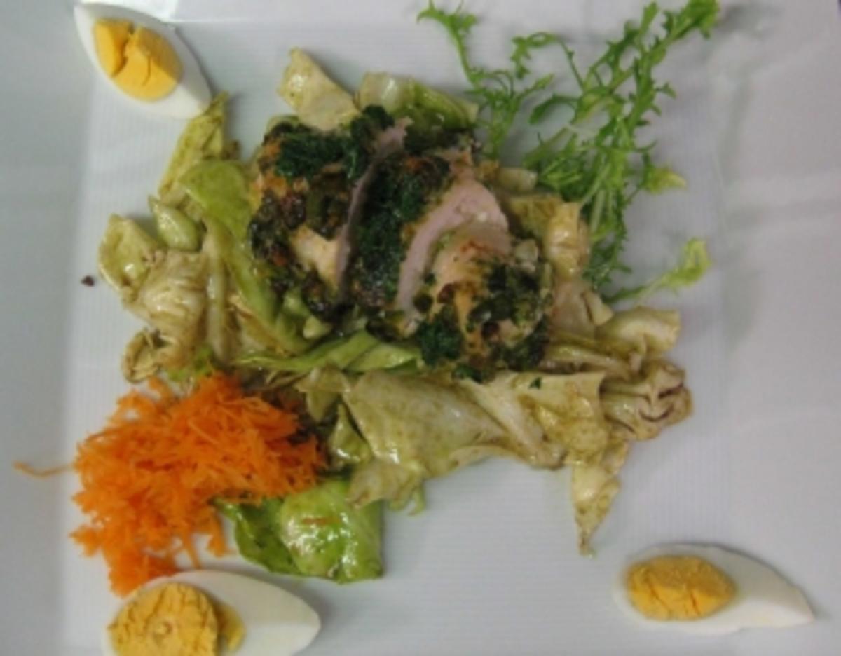 Hühnerröllchen mit Käse-Pistazienfüllung an Spitzkohlsalat - Rezept