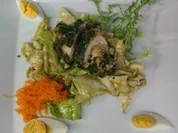 Hühnerröllchen mit Käse-Pistazienfüllung an Spitzkohlsalat - Rezept