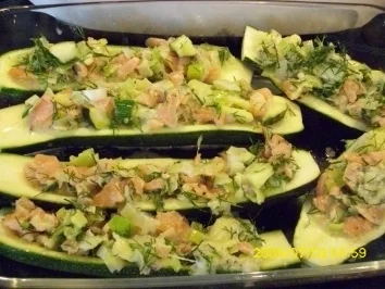 Gemüse:  Zucchinischiffchen mit Räucherlachs - Rezept