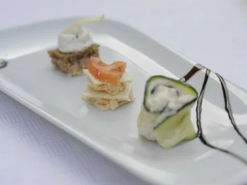 Leberwursttürmchen dazu Zucchiniröllchen und Chili-Kokos-Türmchen - Rezept