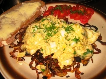 Rezept: Verschiedenes: Kräuter-Eierschmalz auf Zwiebel-Knoblauchbett! Verschiedenes: Kräuter-Eierschmalz auf Zwiebel-Knoblauchbett! - Rezept