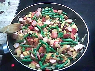 Rezept: Gemüsepfanne mit Sahne und Wiener-Würstchen Bild Nr. 2 Gemüsepfanne mit Sahne und Wiener-Würstchen - Rezept - Bild Nr. 2