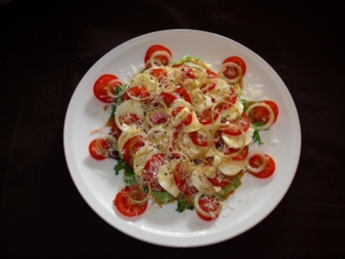 Tomate-Mozzarella mit Parmesan auf Eisbergsalat - Rezept