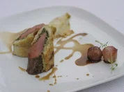 Lammrücken im Thymian-Brotmantel an karamellisierten Schalotten und Chicoree - Rezept