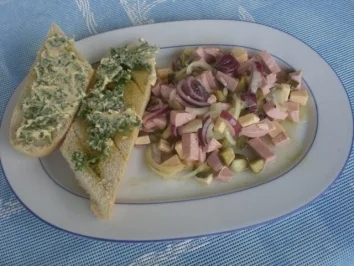Rezept: Wurstsalat mit aufgebackenen Brot und selbstgemachter Knobibutter Wurstsalat mit aufgebackenen Brot und selbstgemachter Knobibutter - Rezept