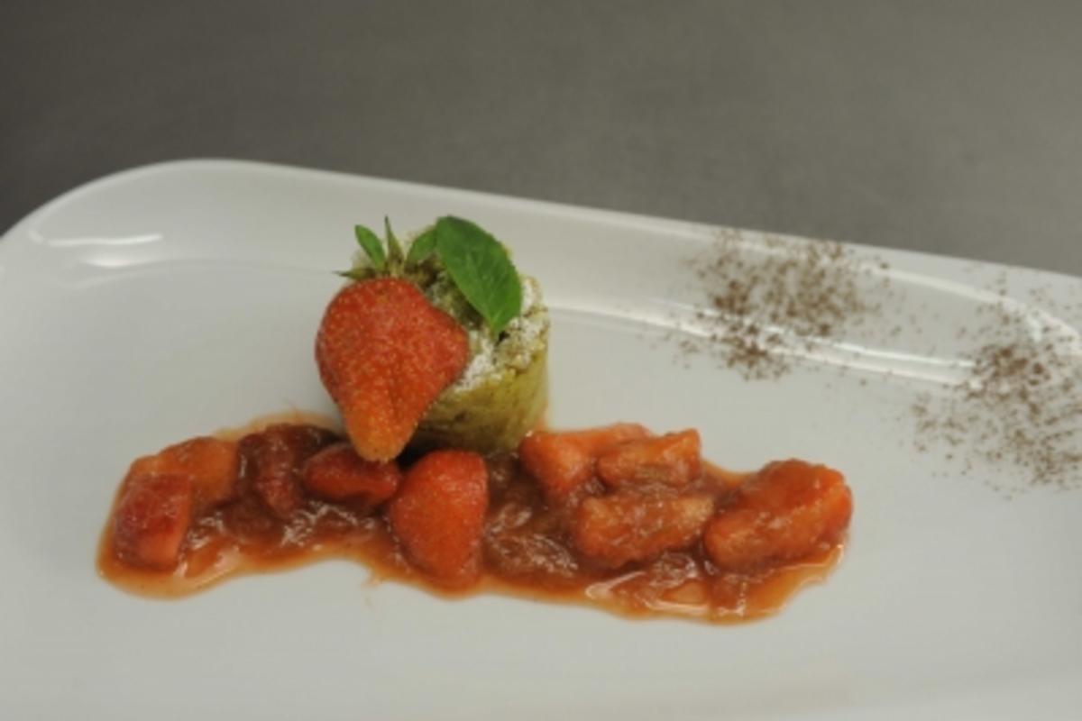 Grießschmarren mit feinem Rhabarber-Erdbeer-Kompott und Sesamkrokant - Rezept