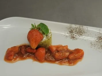 Rezept: Grießschmarren mit feinem Rhabarber-Erdbeer-Kompott und Sesamkrokant Grießschmarren mit feinem Rhabarber-Erdbeer-Kompott und Sesamkrokant - Rezept