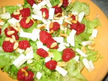 Gartensalat mit Käse und Himbeeren - Rezept