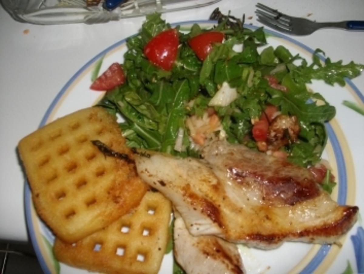 Schweinerippe mit Kartoffelwaffeln und Ruccular-Tomatensalat - Rezept