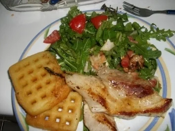 Rezept: Schweinerippe mit Kartoffelwaffeln und Ruccular-Tomatensalat Schweinerippe mit Kartoffelwaffeln und Ruccular-Tomatensalat - Rezept