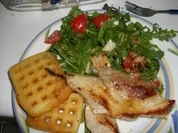 Schweinerippe mit Kartoffelwaffeln und Ruccular-Tomatensalat - Rezept