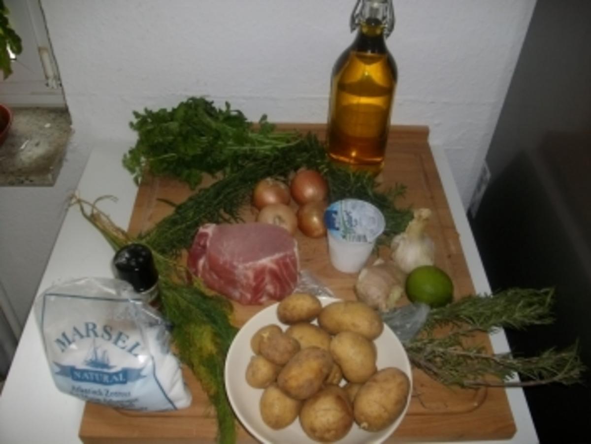 Schweinerückensteak mit Zwiebeln ,Joughurt-Senf Kruste und Rosmarinkartoffeln - Rezept - Bild Nr. 2