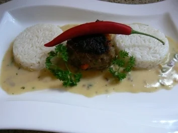 Griechische Frikadelle mit Reis und warmer  Tzaziki-Sauce - Rezept