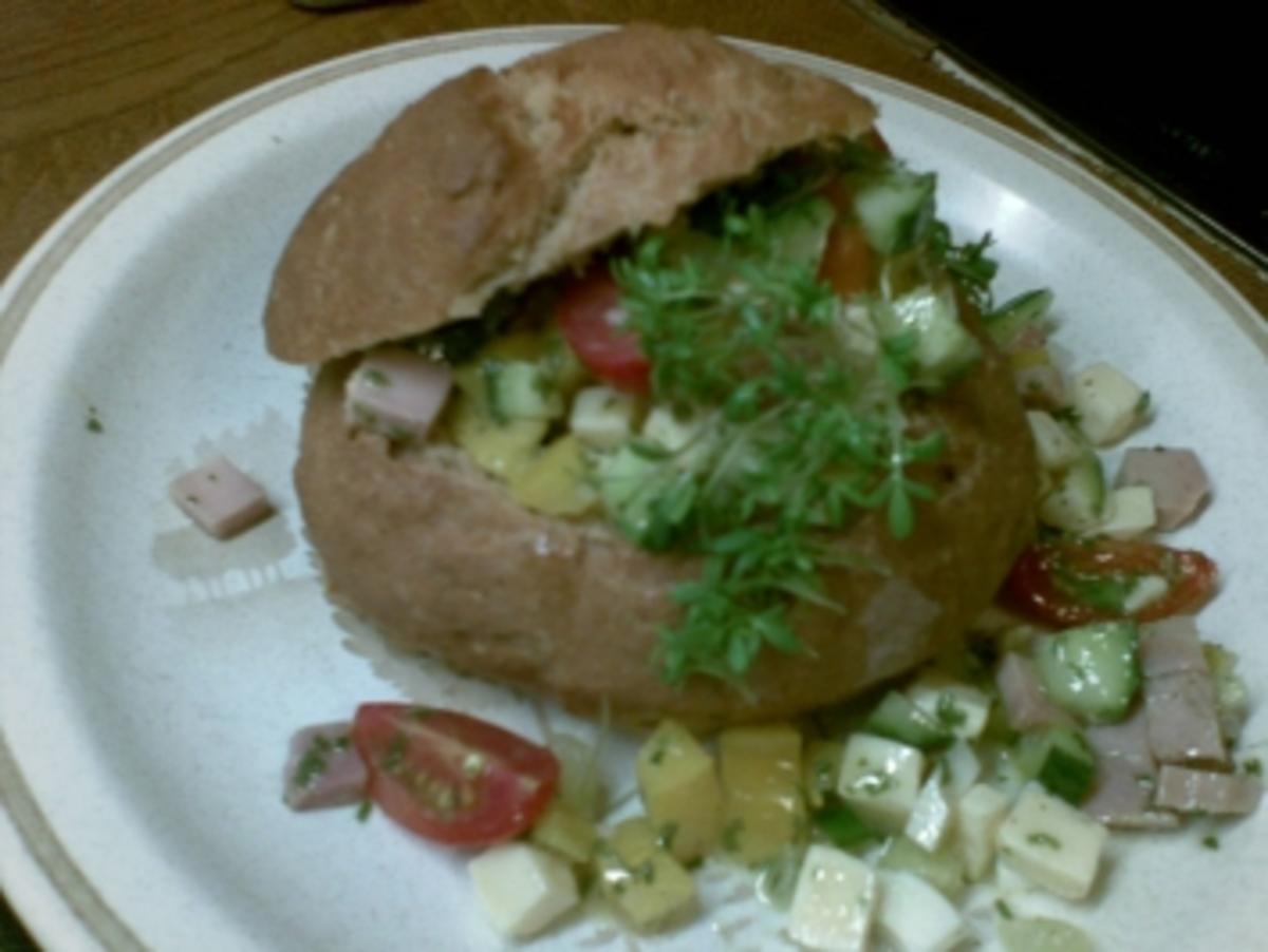 Bunter Salat im Mini-Brot - Rezept