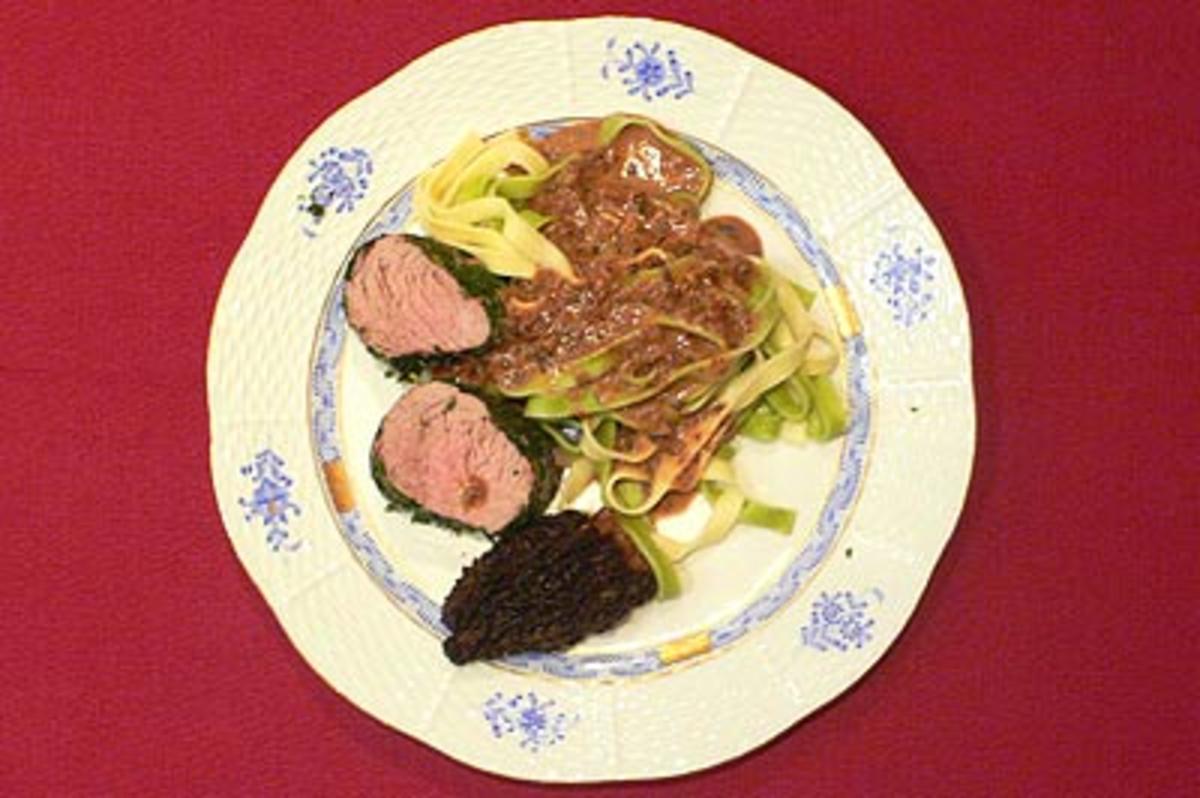 Bilder für Pochiertes Kalbsfilet im Kräutermantel mit Morchelrahm und Bandnudeln - Rezept