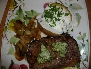 Rezept: Rumpsteak mit Kraüterbutter,Folienkartoffeln und Schmorzwiebeln Rumpsteak mit Kraüterbutter,Folienkartoffeln und Schmorzwiebeln - Rezept
