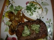 Rezept: Rumpsteak mit Kraรผterbutter,Folienkartoffeln und Schmorzwiebeln Rumpsteak mit Kraรผterbutter,Folienkartoffeln und Schmorzwiebeln - Rezept