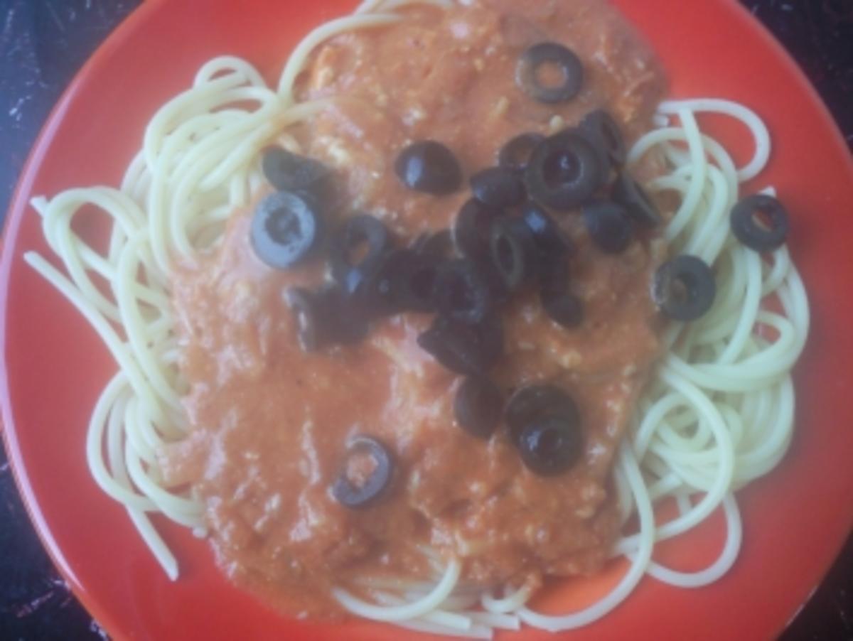 Spaghetti mit Tomaten-Sahne-Mozarella-Soße und Oliven - Rezept - kochbar.de