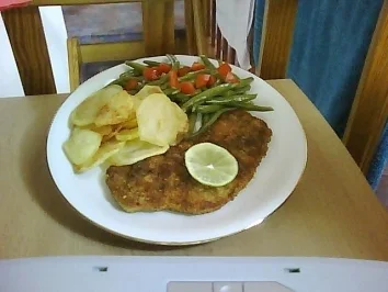 Rezept: Schnitzel mit Bohnensalat und Chips........ Schnitzel mit Bohnensalat und Chips........ - Rezept