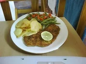 Schnitzel mit Bohnensalat und Chips........ - Rezept